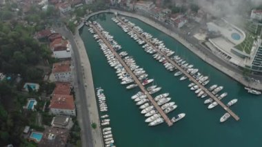 Tarabya 'nın özel yat limanının havadan görüntüsü. Türkiye 'de 4K Görüntüsü