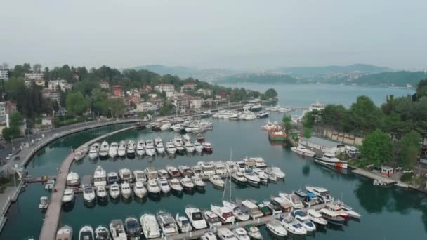 Luchtfoto van Tarabya prive jachthaven. 4K Beelden in Turkije — Stockvideo