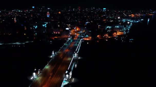 Повітряний нічний вид на міст Порожня Галата без людей. 4K кадри в Туреччині — стокове відео