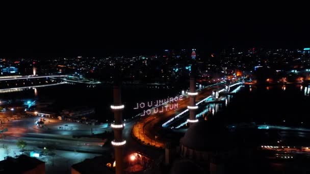 Luchtfoto van de Nieuwe Moskee. Er staat: Wees verantwoordelijk, wees gelukkig." — Stockvideo