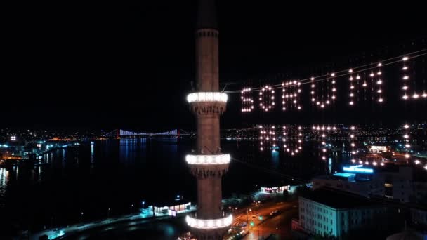 Flygfoto natt utsikt över New Mosque. Det står: "Var ansvarsfull, var lycklig" — Stockvideo