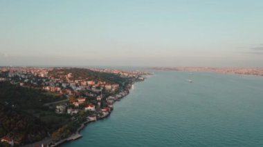 İstanbul Boğazı ve Uskudar Manzarası 'nın havadan görünüşü. Türkiye 'de 4K Görüntüsü