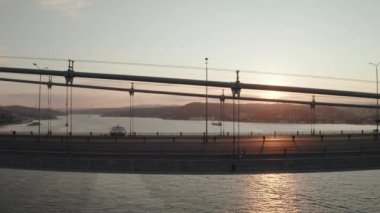 İstanbul Boğazı Köprüsü 'nün havadan görünüşü. Türkiye 'de 4K Görüntüsü