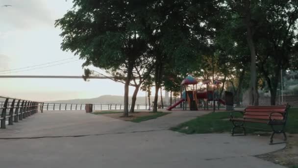 Порожній дитячий парк без людей. Карантинні дні. 4K кадри в Туреччині — стокове відео