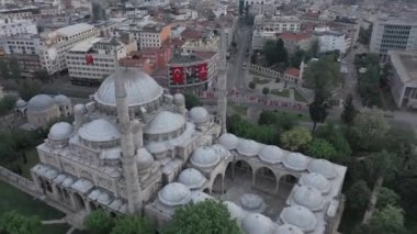 İstanbul 'daki Sehzade Camii' nin havadan görünüşü. Türkiye 'de 4K Görüntüsü