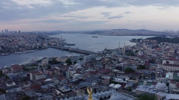 Flysikt over Suleymaniye-moskeen halvmåne og Istanbul Bosporus. – stockvideo