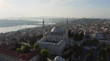 İstanbul 'daki Yavuz Sultan Selim Camii' nin hava manzarası. Türkiye 'de 4K Görüntüsü