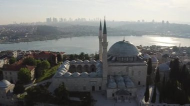 İstanbul 'daki Yavuz Sultan Selim Camii' nin hava manzarası. Türkiye 'de 4K Görüntüsü
