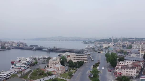 Luchtfoto van de Galata brug en de Gouden Hoorn. 4K Beelden in Turkije — Stockvideo