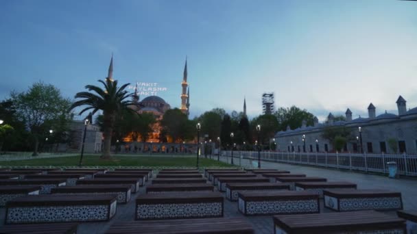 Sultanahmet Moskee zonder mensen. Er staat: "Het is tijd om tijd te delen." — Stockvideo