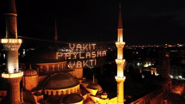 Luftaufnahme der Blauen Moschee. Es heißt "Es ist Zeit, Zeit zu teilen".." — Stockvideo