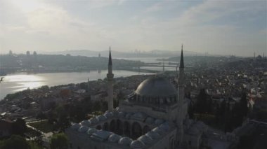 İstanbul 'daki Yavuz Sultan Selim Camii' nin hava manzarası. Türkiye 'de 4K Görüntüsü