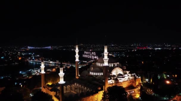 Luchtfoto van Suleymaniye Moskee. Er staat: "Deel, wees broer" — Stockvideo