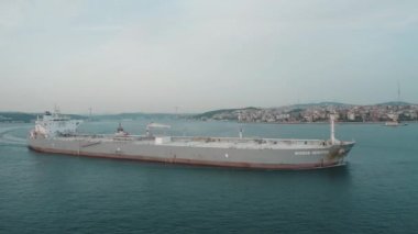 İstanbul Boğazı 'ndaki Yakıt Tankeri' nin havadan görüntüsü. Türkiye 'de 4K Görüntüsü