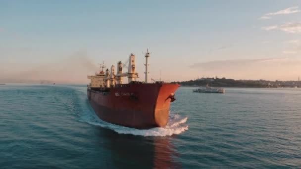 Luchtfoto van Droog vrachtschip in Istanbul. 4K Beelden in Turkije — Stockvideo