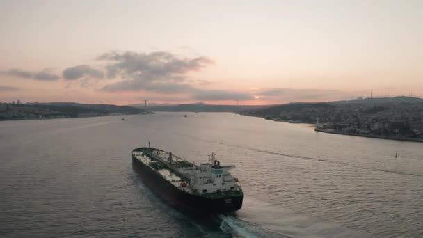 Vista aérea de Fuel Tanker en el Bósforo de Estambul. Filmación 4K en Turquía — Vídeo de stock