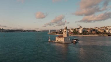 Bakire Kulesi ve İstanbul Boğazı 'nın havadan görünüşü. Türkiye 'de 4K Görüntüsü