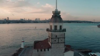Bakire Kulesi ve İstanbul Boğazı 'nın havadan görünüşü. Türkiye 'de 4K Görüntüsü