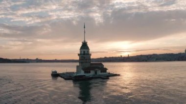 Bakire Kulesi ve İstanbul Boğazı 'nın havadan görünüşü. Türkiye 'de 4K Görüntüsü