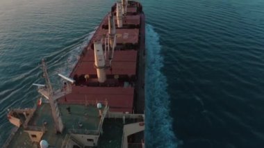 İstanbul 'daki kargo gemisinin havadan görüntüsü. Türkiye 'de 4K Görüntüsü