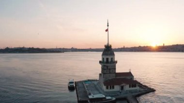 Bakire Kulesi ve İstanbul Boğazı 'nın havadan görünüşü. Türkiye 'de 4K Görüntüsü