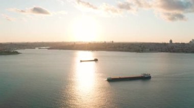İstanbul 'daki kargo gemisinin havadan görüntüsü. Türkiye 'de 4K Görüntüsü