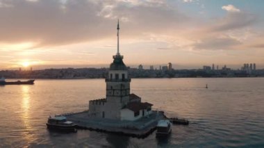 Bakire Kulesi ve İstanbul Boğazı 'nın havadan görünüşü. Türkiye 'de 4K Görüntüsü