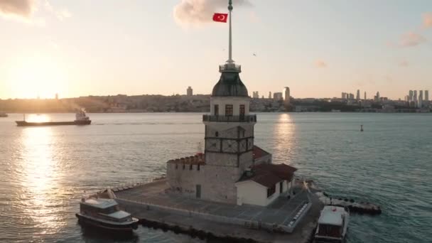 Letecký pohled na Panenskou věž a Istanbul Bosphorus. 4K záběry v Turecku