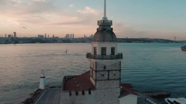 Vista aérea de la Torre de las Doncellas y el Bósforo de Estambul. Filmación 4K en Turquía — Vídeo de stock