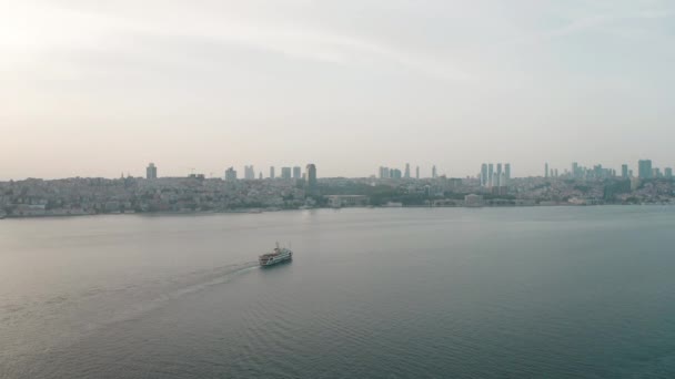 Vista aérea de un ferry en Estambul. Filmación 4K en Turquía — Vídeos de Stock