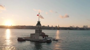 Bakire Kulesi ve İstanbul Boğazı 'nın havadan görünüşü. Türkiye 'de 4K Görüntüsü