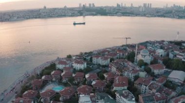 Uskudar Manzarası 'nın havadan görünüşü. Türkiye 'de 4K Görüntüsü