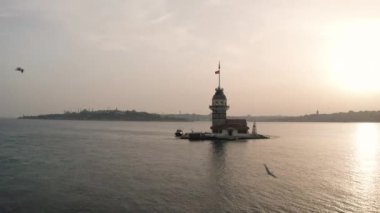 Bakire Kulesi ve İstanbul Boğazı 'nın havadan görünüşü. Türkiye 'de 4K Görüntüsü