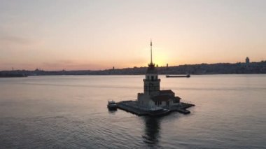 Bakire Kulesi ve İstanbul Boğazı 'nın havadan görünüşü. Türkiye 'de 4K Görüntüsü