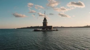 Bakire Kulesi ve İstanbul Boğazı 'nın havadan görünüşü. Türkiye 'de 4K Görüntüsü
