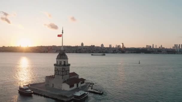 Vista aérea de la Torre de las Doncellas y el Bósforo de Estambul. Filmación 4K en Turquía — Vídeos de Stock