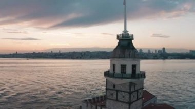 Bakire Kulesi ve İstanbul Boğazı 'nın havadan görünüşü. Türkiye 'de 4K Görüntüsü