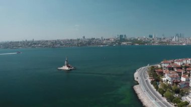 Bakire Kulesi ve İstanbul Boğazı 'nın havadan görünüşü. Türkiye 'de 4K Görüntüsü
