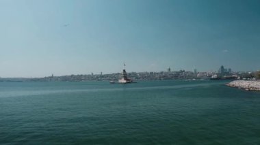 Bakire Kulesi ve İstanbul Boğazı 'nın havadan görünüşü. Türkiye 'de 4K Görüntüsü