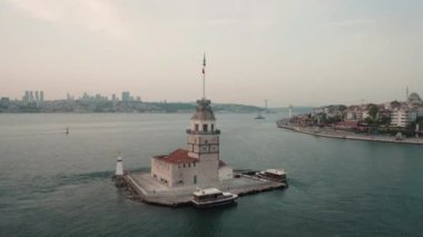 Bakire Kulesi ve İstanbul Boğazı 'nın havadan görünüşü. Türkiye 'de 4K Görüntüsü