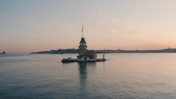 Vista aérea de la Torre de las Doncellas y el Bósforo de Estambul. Filmación 4K en Turquía — Vídeos de Stock