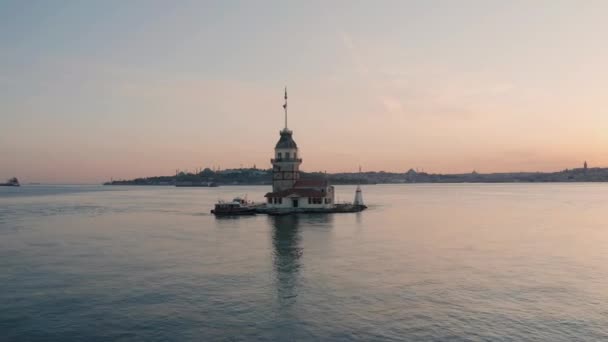 Pemandangan udara Menara Maidens dan Bosphorus Istanbul. 4K Footage di Turki — Stok Video