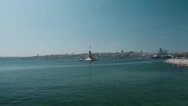 Вид с воздуха на Девичью башню и Стамбульский Босфор. Кадры 4K в Турции — стоковое видео