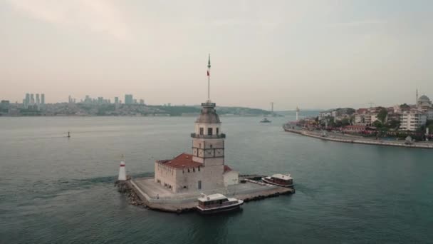 Luchtfoto van Maidens Tower en Istanbul Bosporus. 4K Beelden in Turkije — Stockvideo