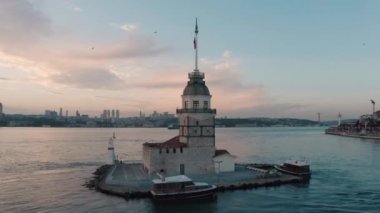 Bakire Kulesi ve İstanbul Boğazı 'nın havadan görünüşü. Türkiye 'de 4K Görüntüsü