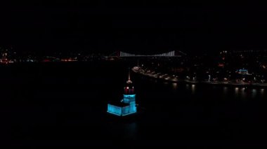 Bakireler Kulesi ve İstanbul Boğazı 'nın hava gece görüşü. Türkiye 'de 4K Görüntüsü