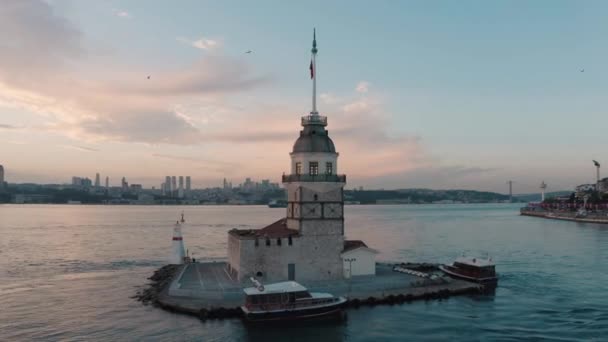 Luchtfoto van Maidens Tower en Istanbul Bosporus. 4K Beelden in Turkije — Stockvideo