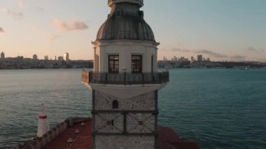 Bakire Kulesi ve İstanbul Boğazı 'nın havadan görünüşü. Türkiye 'de 4K Görüntüsü