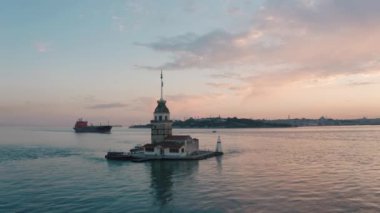 Bakire Kulesi ve İstanbul Boğazı 'nın havadan görünüşü. Türkiye 'de 4K Görüntüsü