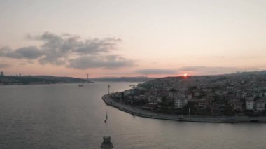 Bakire Kulesi ve İstanbul Boğazı 'nın havadan görünüşü. Türkiye 'de 4K Görüntüsü